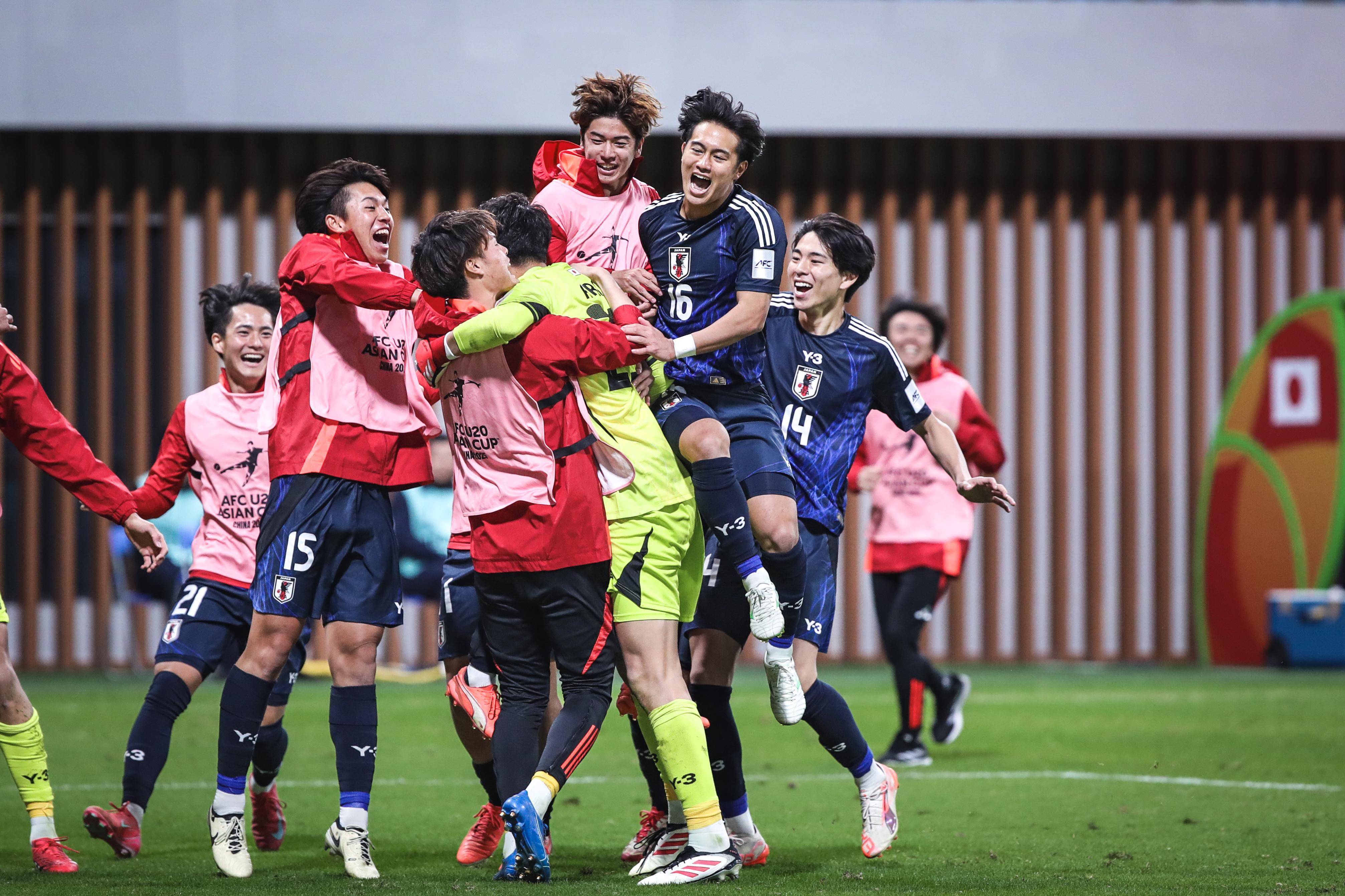 包含东亚区域足球联赛各路强队角逐中的词条