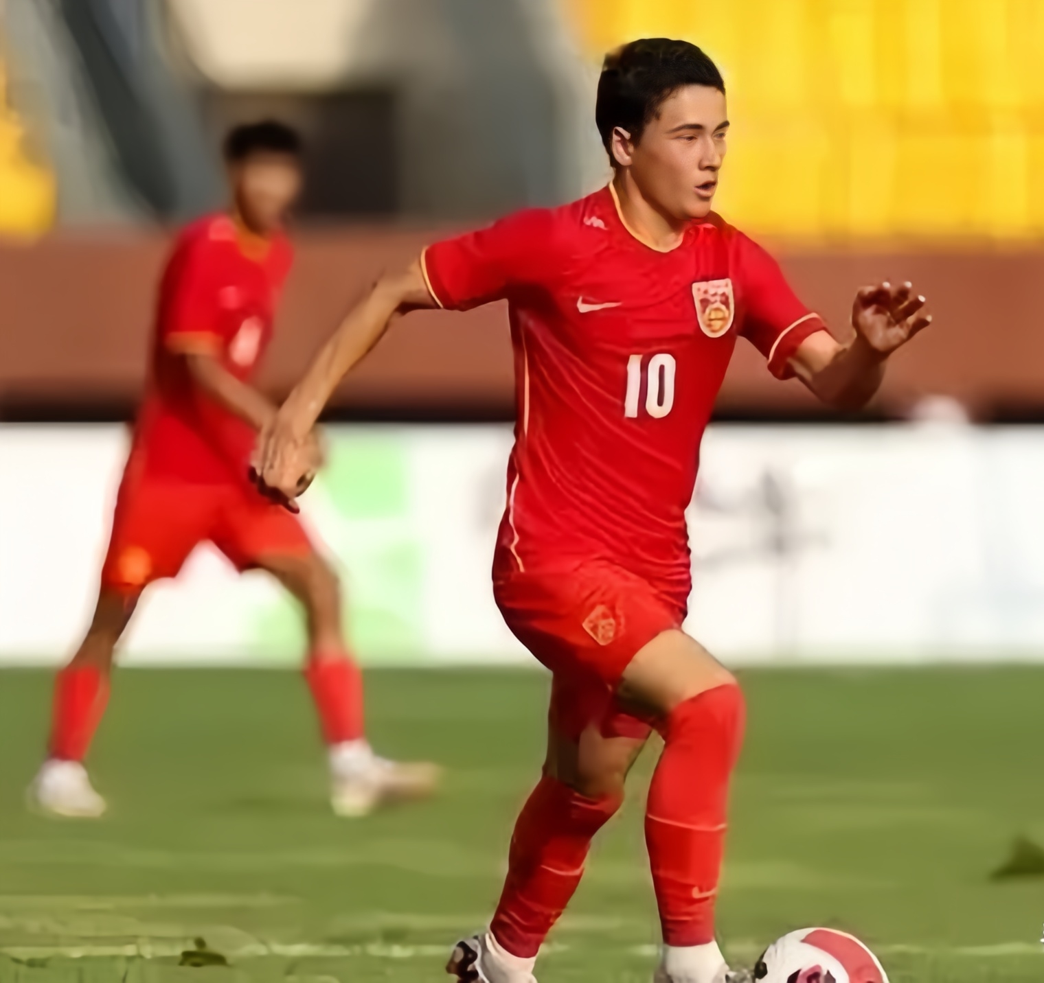 足球赛场热血澎湃,球员奋勇拼搏的简单介绍 足球赛场热血澎湃,球员奋勇拼搏的简单介绍