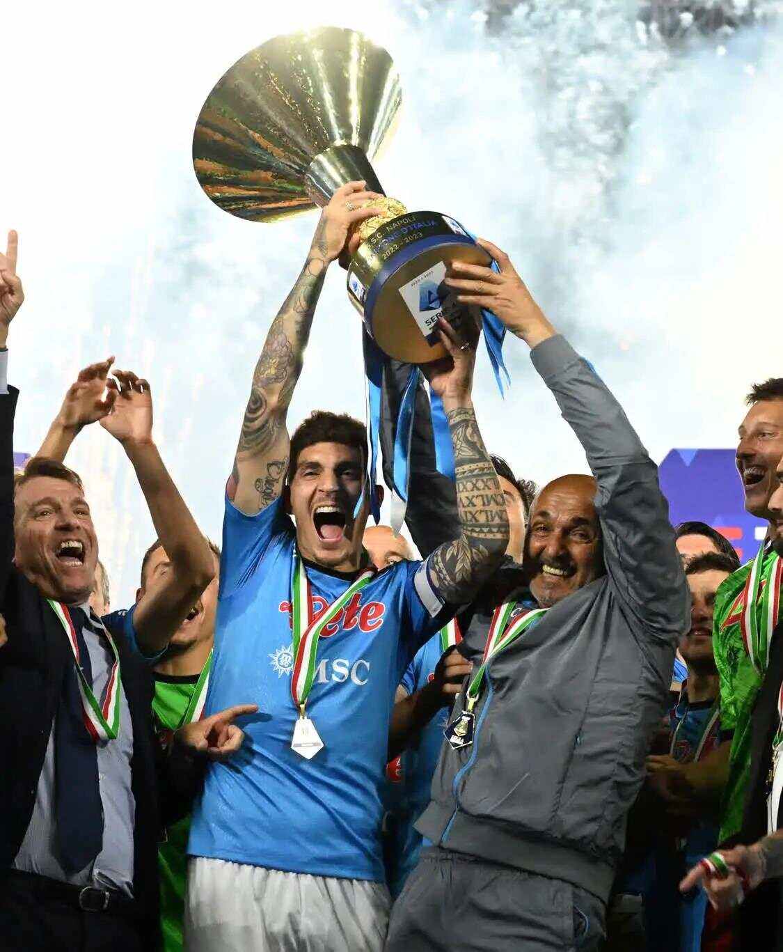 开云体育-那不勒斯队员合影留念，备战下轮比赛的简单介绍