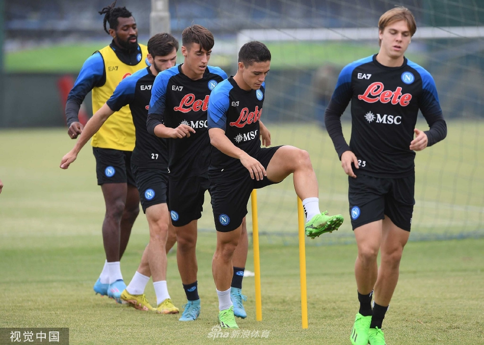 那不勒斯队员合影留念,备战下轮比赛的简单介绍 那不勒斯队员合影留念,备战下轮比赛的简单介绍