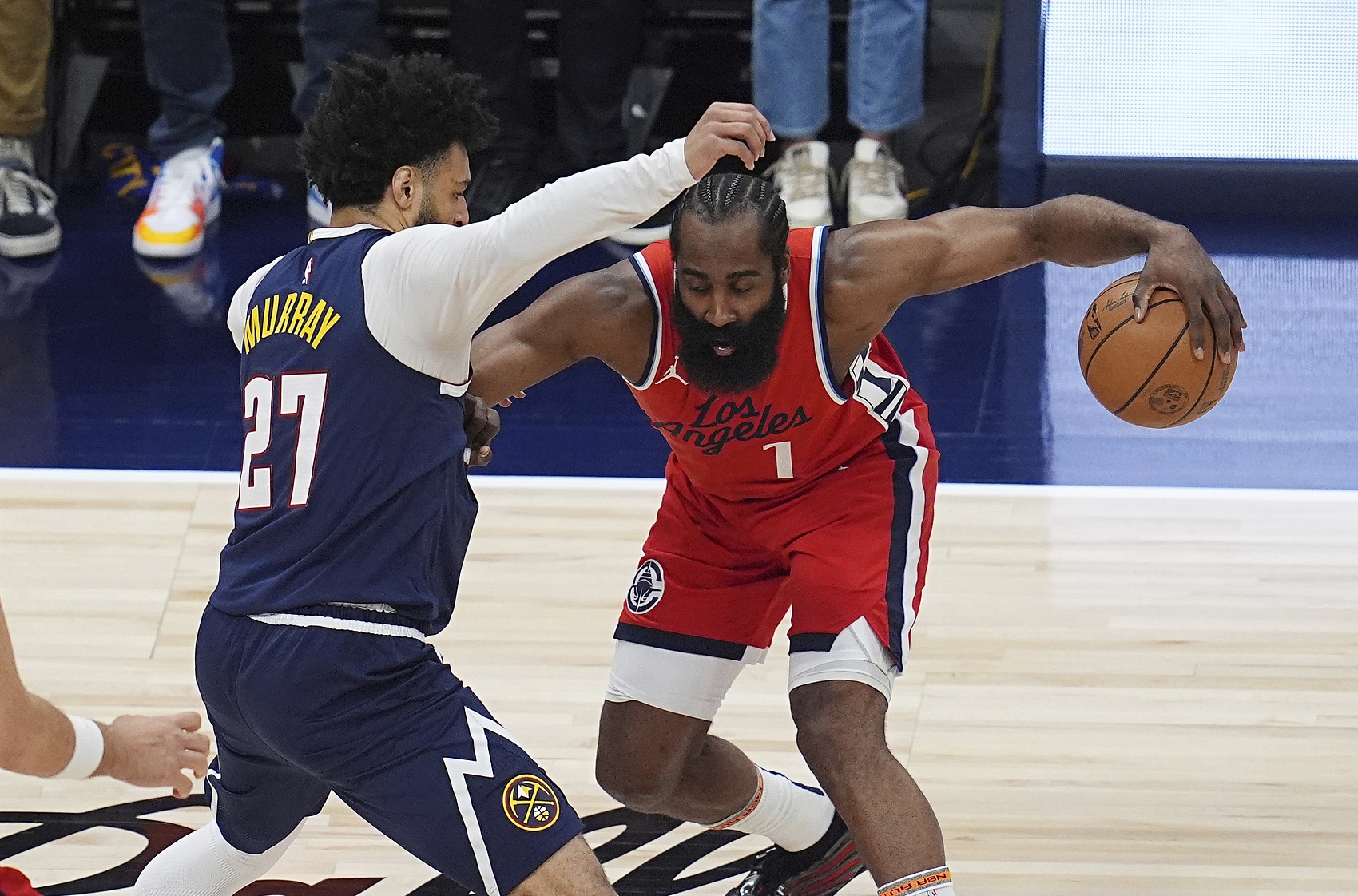 快船战胜掘金继续保持领先