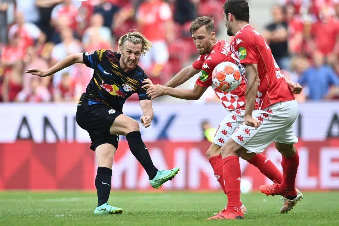 关于帕德博恩士气高昂，成功逆转颓势取胜的信息