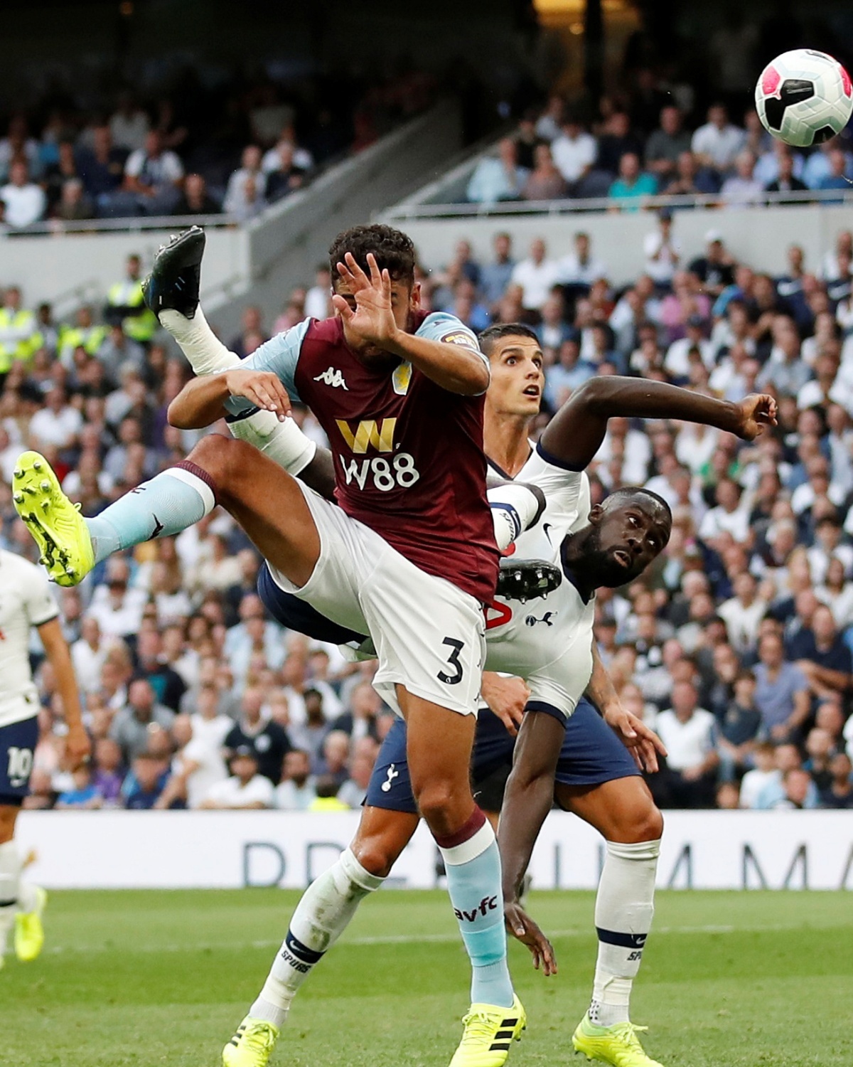 曼联战胜阿斯顿维拉，继续取得胜利