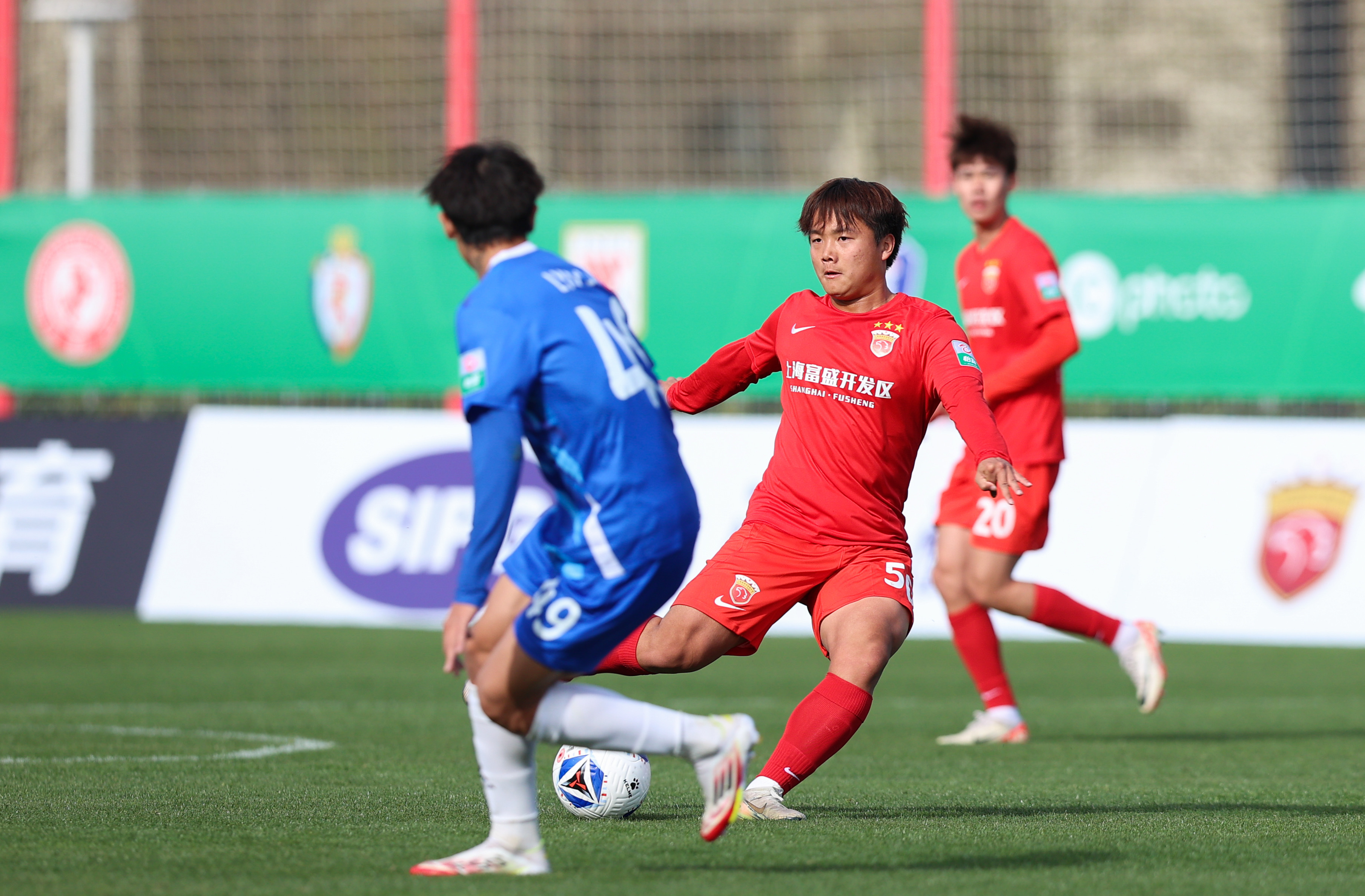 上港逆转富德，稳定联赛排名，争夺冠军席位的简单介绍