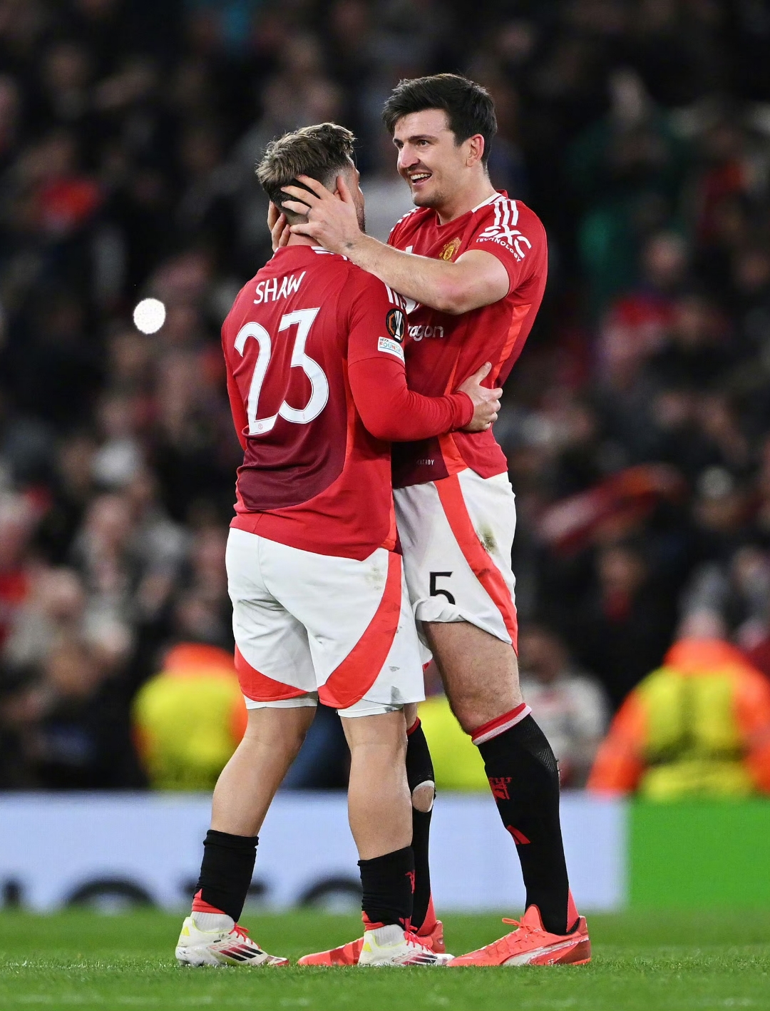 曼联逆转战胜对手，球迷欢呼不已