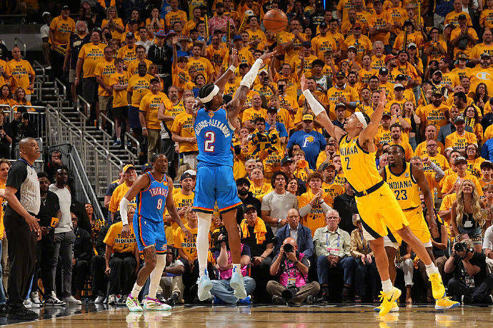 步行者击败湖人，场上气氛紧张，全队团结一致的简单介绍