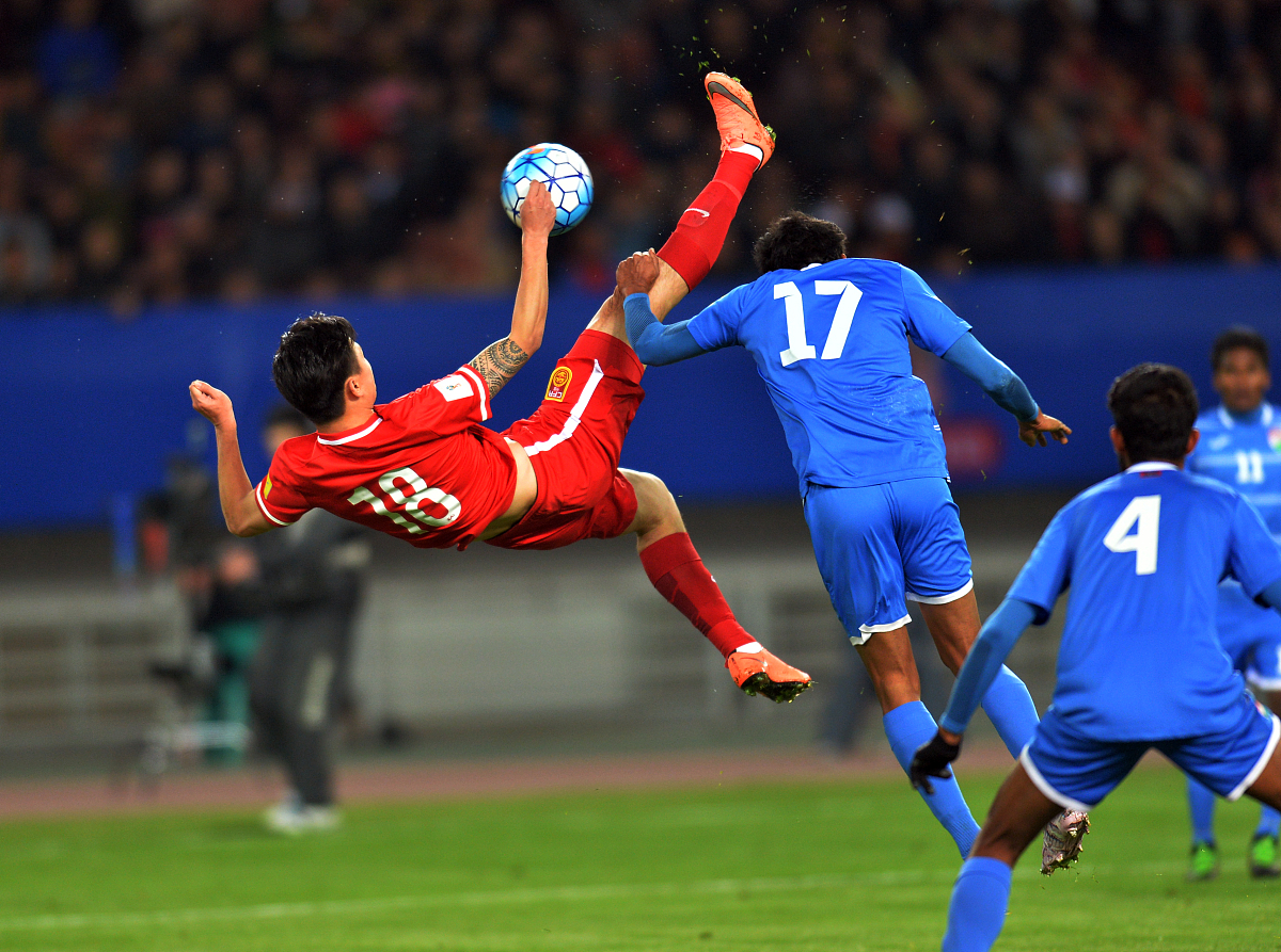 包含亚洲足球比拼谁与争锋，赛场上演激烈对决的词条