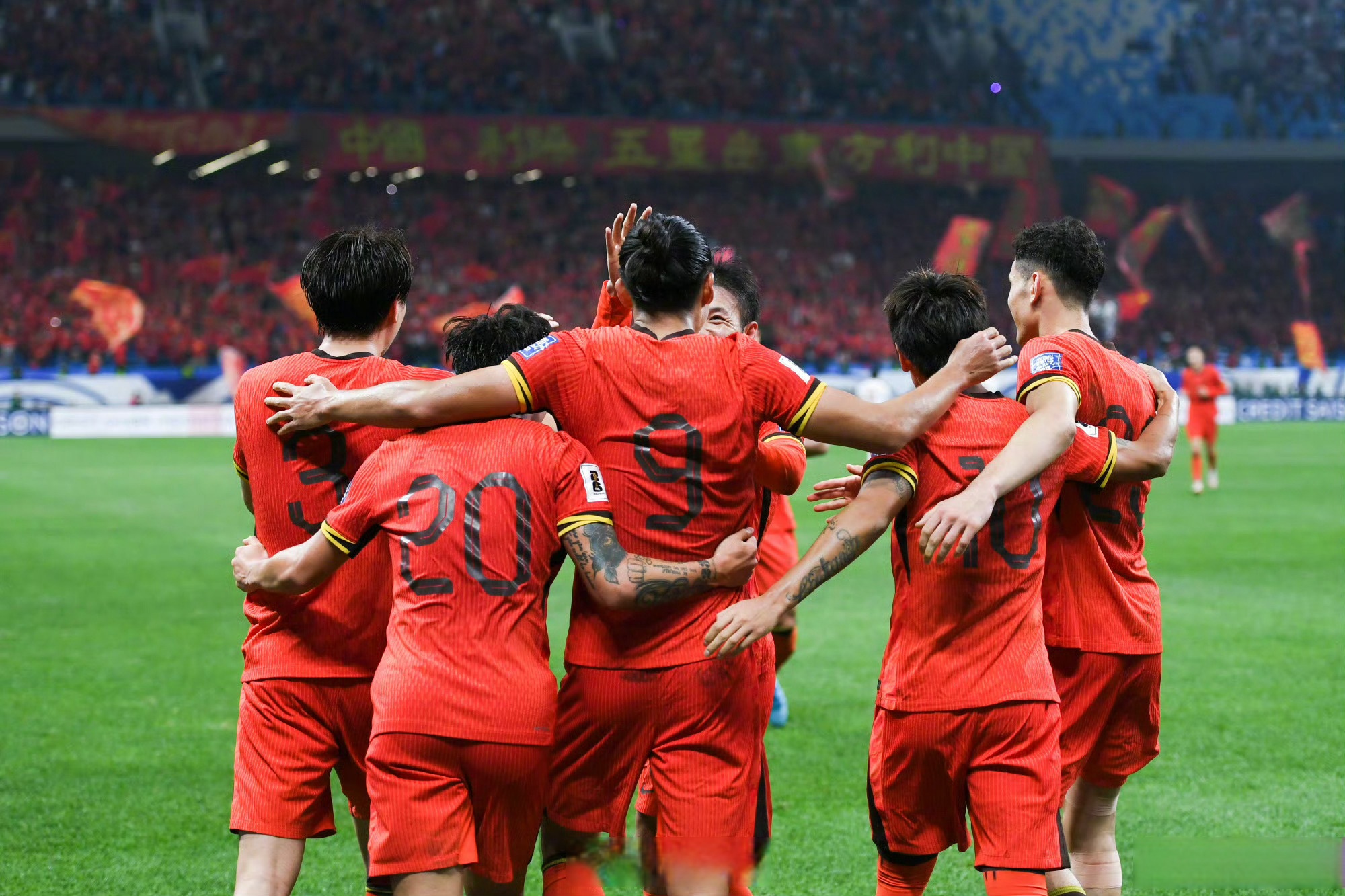 包含亚洲足球比拼谁与争锋，赛场上演激烈对决的词条