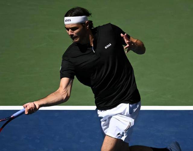 意大利网球队轻取美国网球队，兹维列夫送出助攻的简单介绍