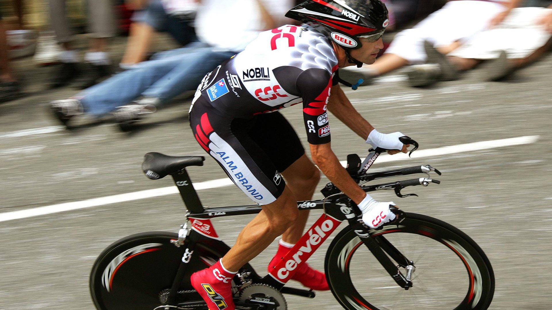 跨界风暴,玻利维亚冲垮那不勒斯,马丁内利在F1赛道的年度争冠接管