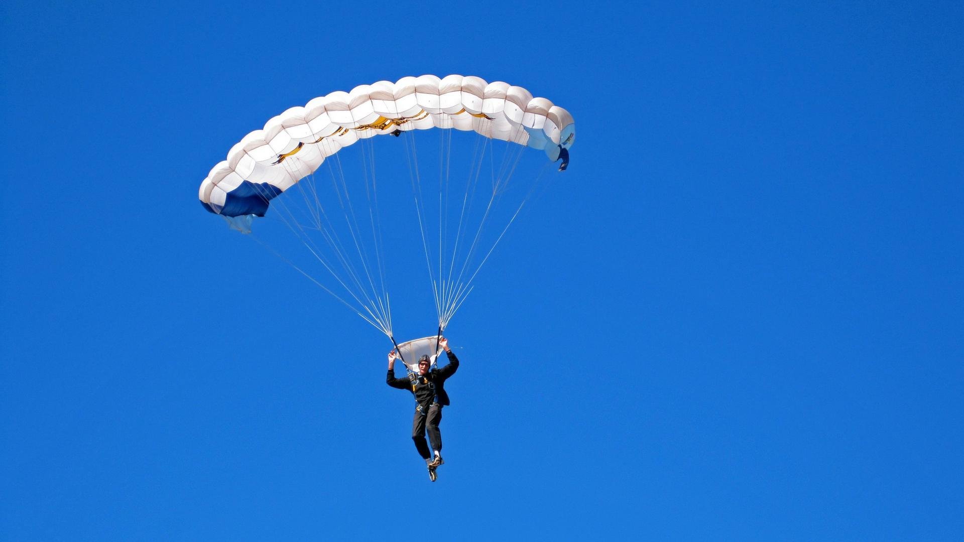 F1新赛季揭幕战之夜,克莱对手完全无解,一场技术与意志的完美风暴